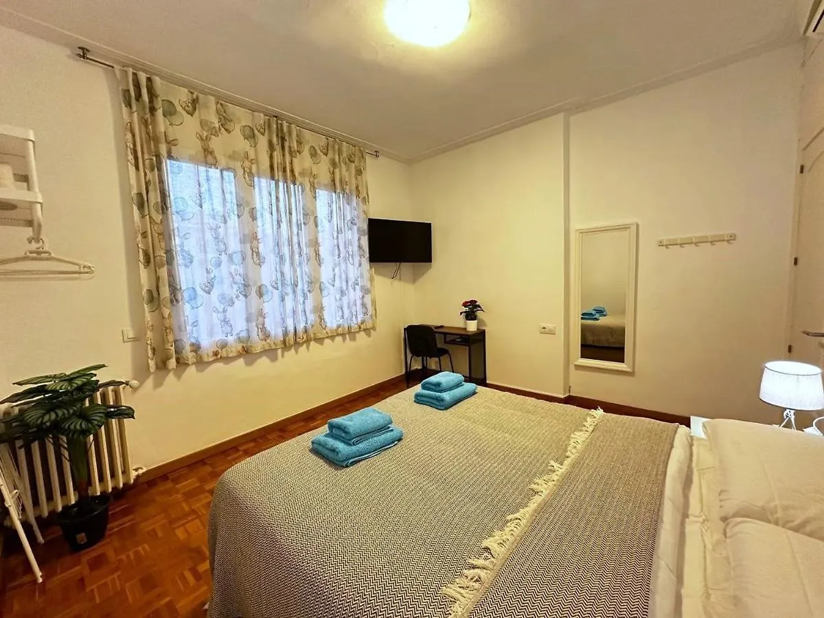 Rooms Nuevo Roger Barcelona Bed & Breakfast