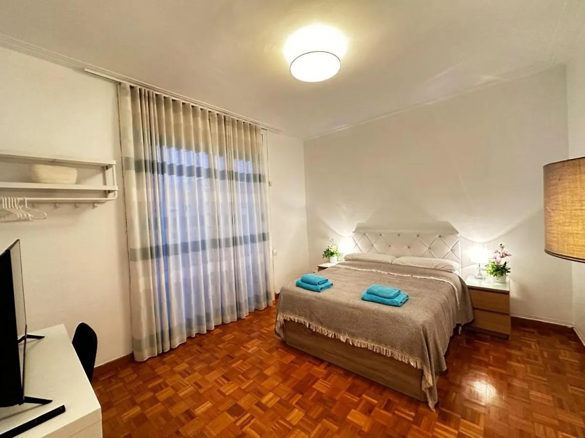 Rooms Nuevo Roger contacts